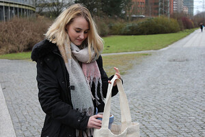 Laura transporiert die Suppe in ihrer Tasche