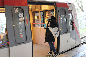 Laura trinkt ihren Kaffee-to-go in der Bahn