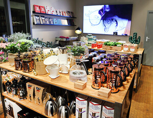 Für den perfekten Kaffeegenuss zuhause bietet der Store eine große Auswahl an Kaffeekompetenzartikel wie stylisch kupferfarbene Siebstempelkannen von Bodum, Profi-Mühlen und Chemex-Karaffen an
