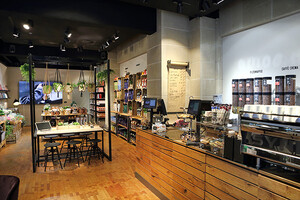 An der Kaffeebar (rechts) bereiten die Baristas u. a. Flat White und Hand Brew Coffee zu.