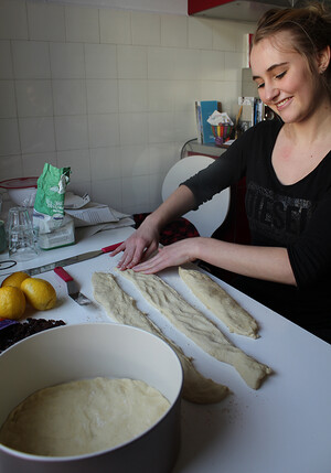 Laura flechtet den Hefeteig