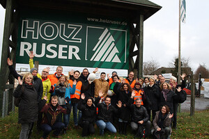 Die Tchibo Ausflugsgruppe vor dem Holzwerk Ruser