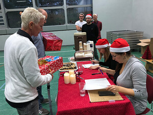 Zeitig und wunderschön verpackt wurden fast 500 Geschenke abgegeben.