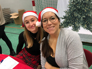 Link: Großansicht des Bildes - Bildinhalt: Helfen macht Spaß: Finden Maria Raeck (l.) und Mareike Fuchs von CC.