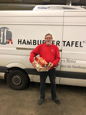 Link: Großansicht des Bildes - Bildinhalt: Hans Werner Specht, Koordinator der Hamburger Tafeln, freut sich über die Geschenkeflut.