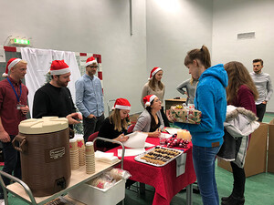 Bei Abgabe der Geschenke gab es Kaffee und weihnachtliche Kekse.