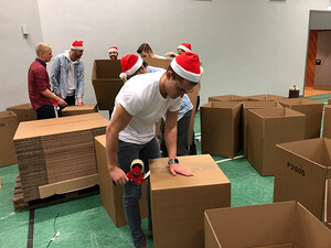 In der Weihnachtspackerei läuft alles wie geschnürt.