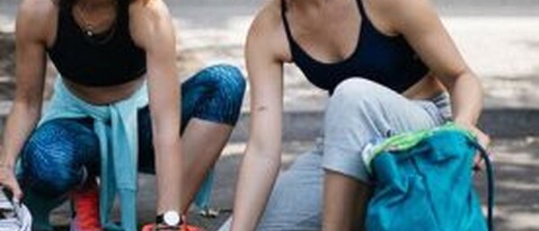 Bloggerin Melina Ophelia und ihre Freundin Mandy beim Plogging Ploggen
