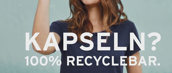 Frau mit Kaffeekapseln, Text „100% recycelbar“