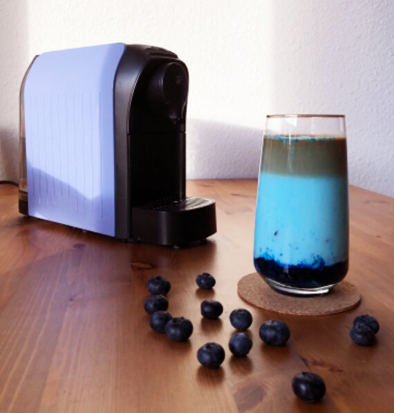 Kaffeemaschine mit blauem Latte und Blaubeeren