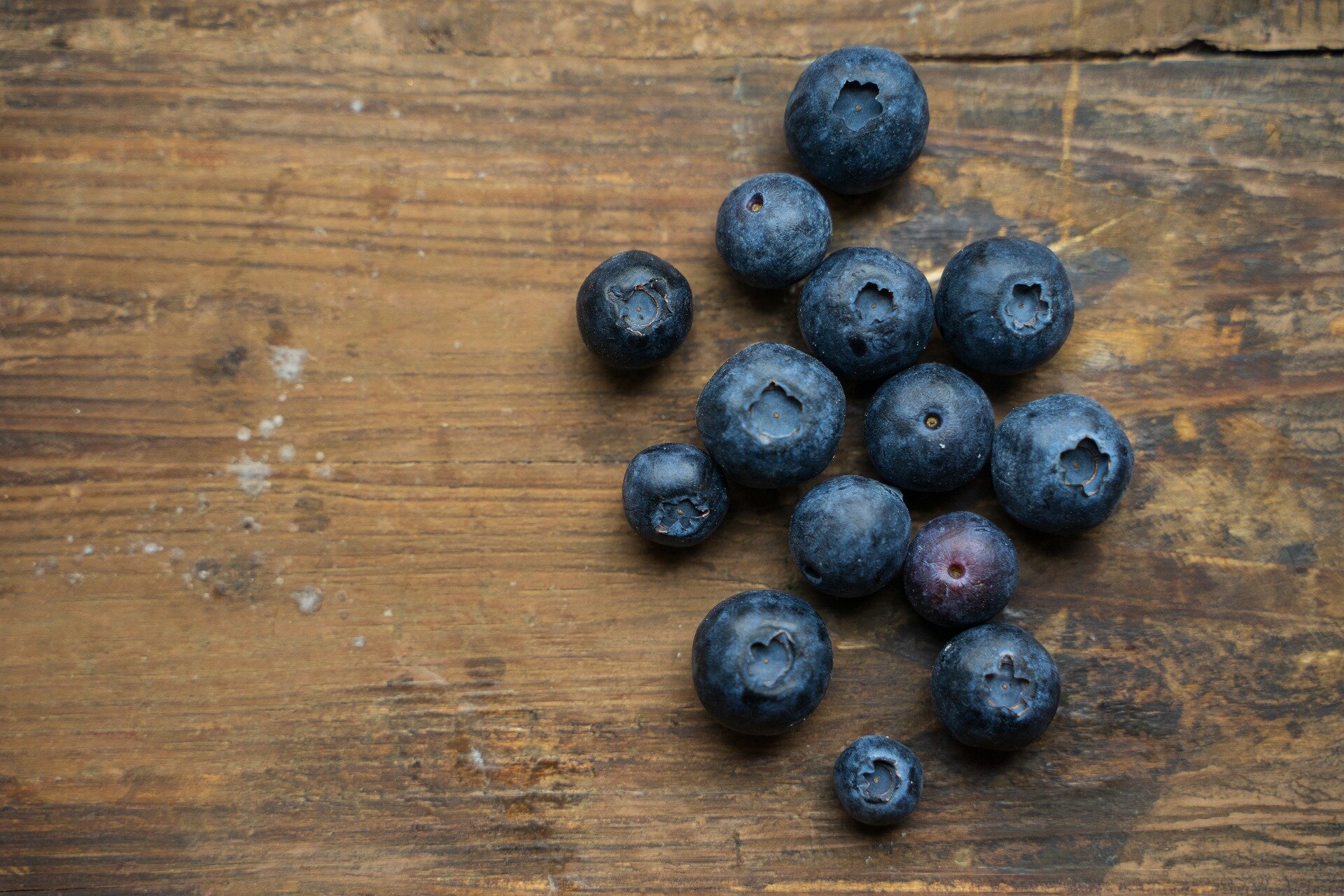 Blaubeeren auf rustikalem Holztisch