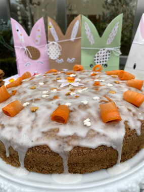 Möhrenkuchen mit Glasur und Osterdeko
