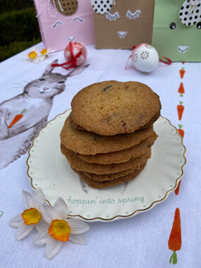 Kekse auf Teller mit Osterdeko und Blumen