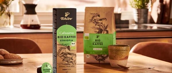 Tchibo Bio Kaffeeprodukte auf Holztisch in Küche
