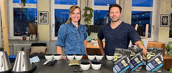 Zwei Personen hinter Kaffeetisch in modernem Loft