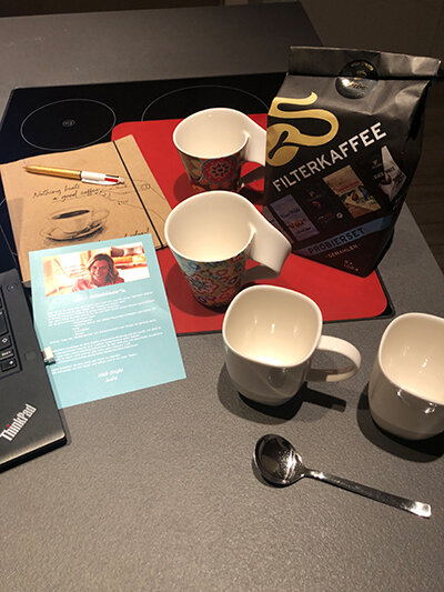Kaffeetassen, Filterkaffee, Notizen auf Küchentisch