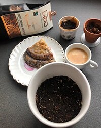Kaffee, Kuchen und Töpfe mit Blumenerde