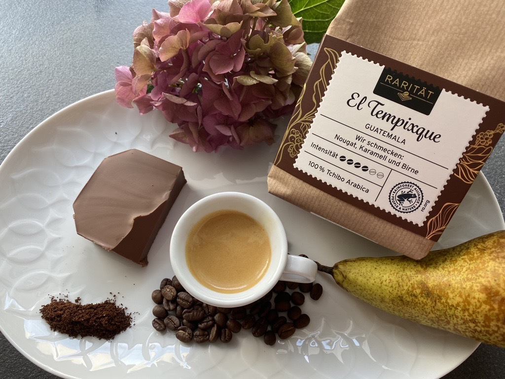 Espresso, Schokolade, Kaffeebohnen und Birne