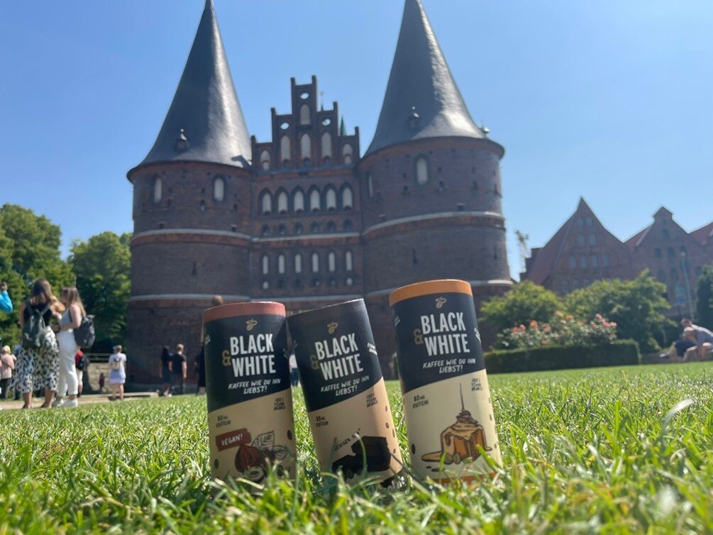 Drei Kaffeegetränke vor dem Holstentor in Lübeck