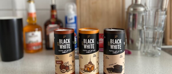 Drei Black & White Kaffeegetränke auf Küchenzeile