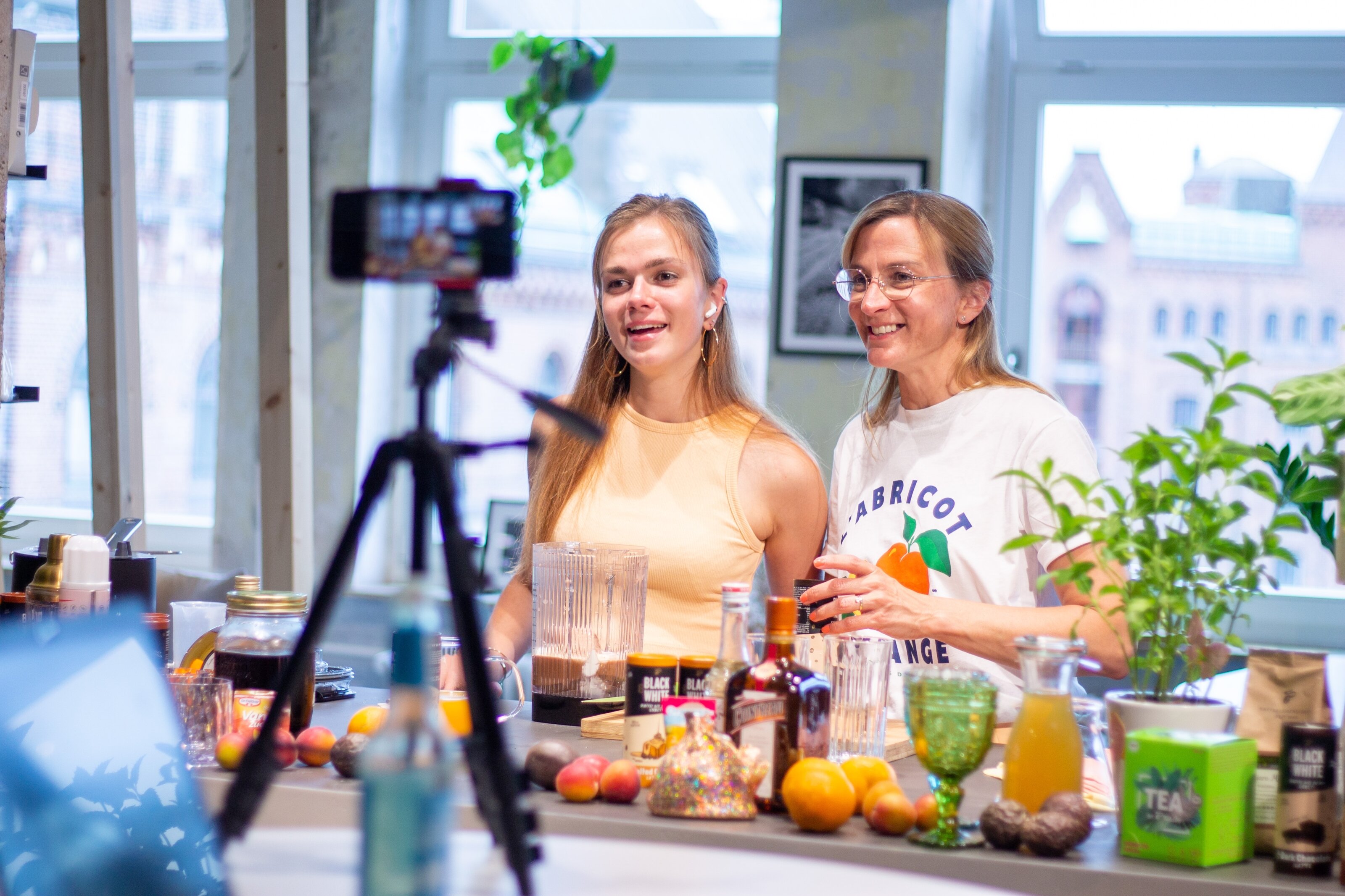 Zwei Frauen mischen Getränke vor einer Kamera