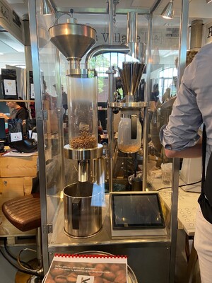 Link: Großansicht des Bildes - Bildinhalt: Moderne Kaffeeröstmaschine mit Bohnen im Glasbehälter