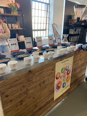 Link: Großansicht des Bildes - Bildinhalt: Kaffeeverkostungsstand mit Bohnen und Tassen