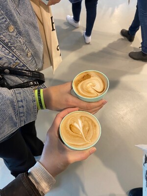 Link: Großansicht des Bildes - Bildinhalt: Zwei Hände halten Cappuccinos mit Latte Art
