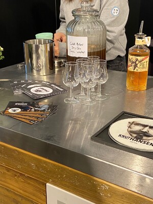 Link: Großansicht des Bildes - Bildinhalt: Gin-Verkostungsstand mit Gläsern und Karaffe