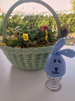 Link: Großansicht des Bildes - Bildinhalt: Osterkorb mit Blumen und gehäkeltem Hasenkopf