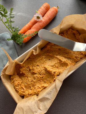Link: Großansicht des Bildes - Bildinhalt: Karottenkuchen-Teig in Form mit Spatel