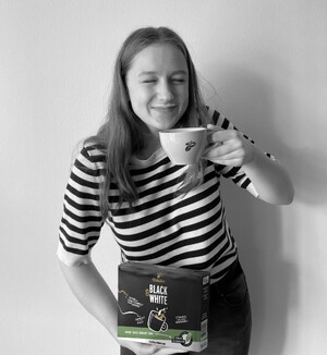 Link: Großansicht des Bildes - Bildinhalt: Person mit Kaffeetasse und Tchibo-Packung
