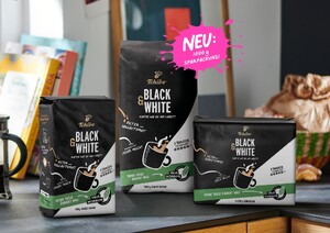 Link: Großansicht des Bildes - Bildinhalt: Drei Tchibo Black & White Kaffeepackungen auf Tisch