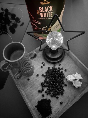 Link: Großansicht des Bildes - Bildinhalt: Kaffeeset mit Bohnen, Tasse und Sternlampe
