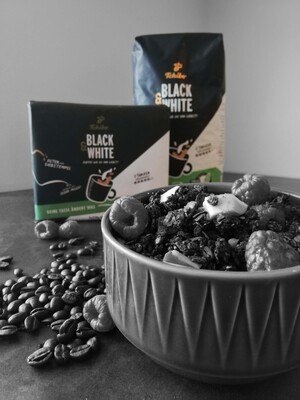 Link: Großansicht des Bildes - Bildinhalt: Müslischale mit Himbeeren, Kaffeebohnen und Tchibo-Packungen