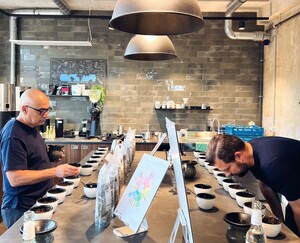 Link: Großansicht des Bildes - Bildinhalt: Zwei Personen verkosten Kaffee an langer Theke