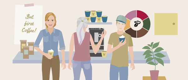 Drei Personen trinken Kaffee an der Büroküche