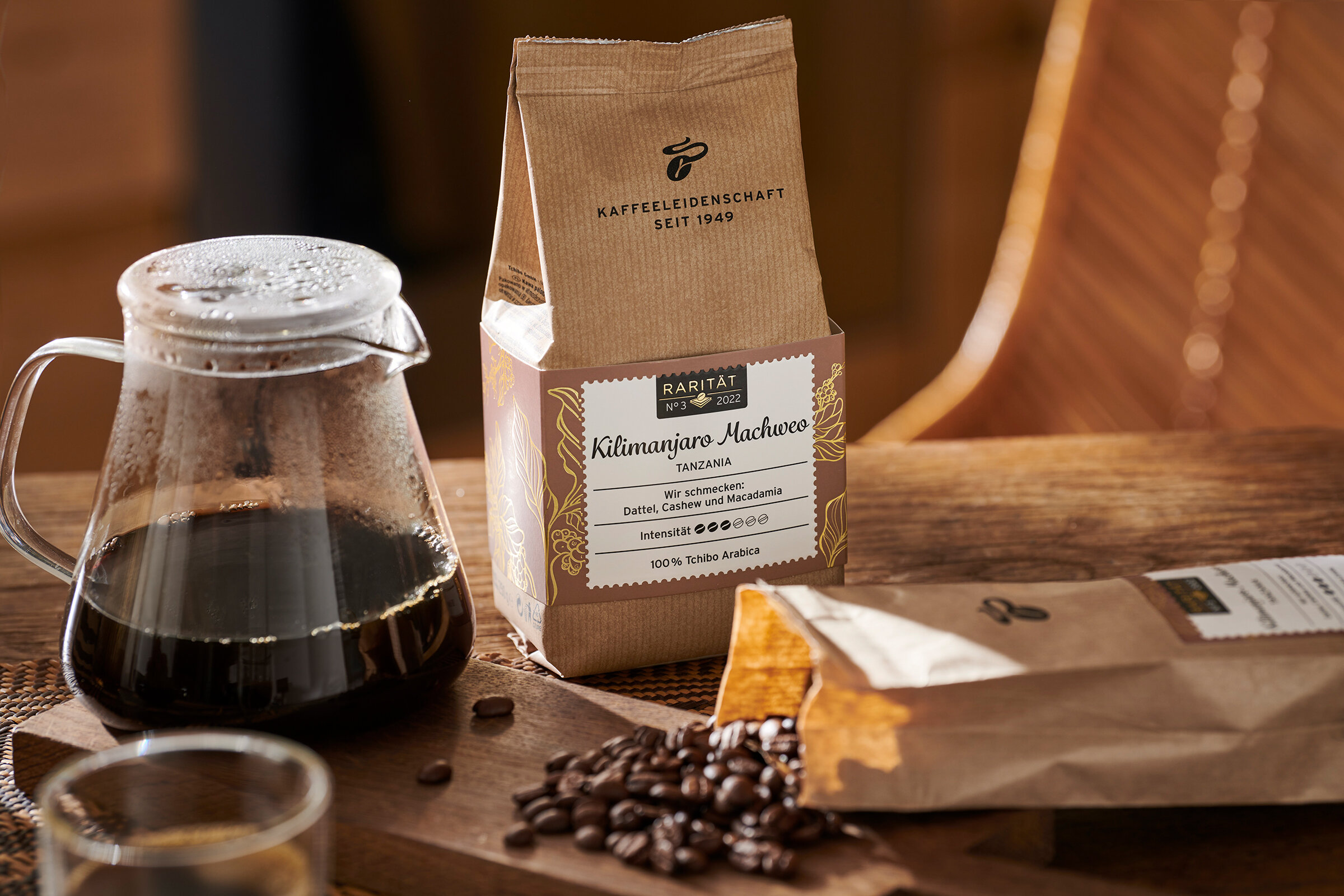 Kaffeekanne und Tüte „Kilimanjaro Machowe“ auf Tisch