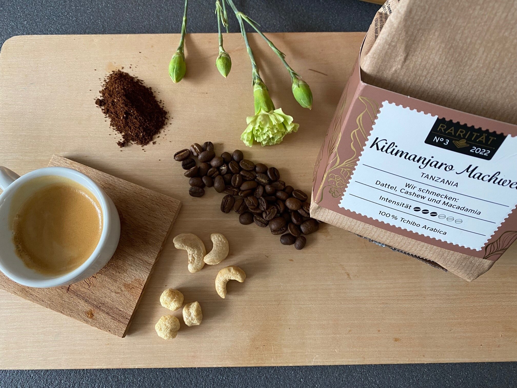 Espresso, Kaffeebohnen, Cashews und Tchibo-Packung