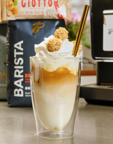 Eiskaffee mit Sahne, Giotto-Kugeln und Strohhalm