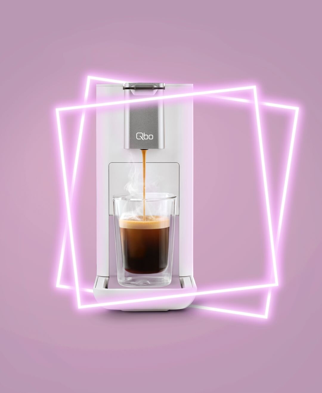 Weiße Kaffeemaschine mit Glas und Neonrahmen