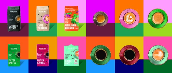Bunte Eduscho-Kaffeepackungen und Tassen