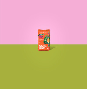Link: Großansicht des Bildes - Bildinhalt: Orange Kaffeepackung „Lieblingsbohnen“ vor Pink