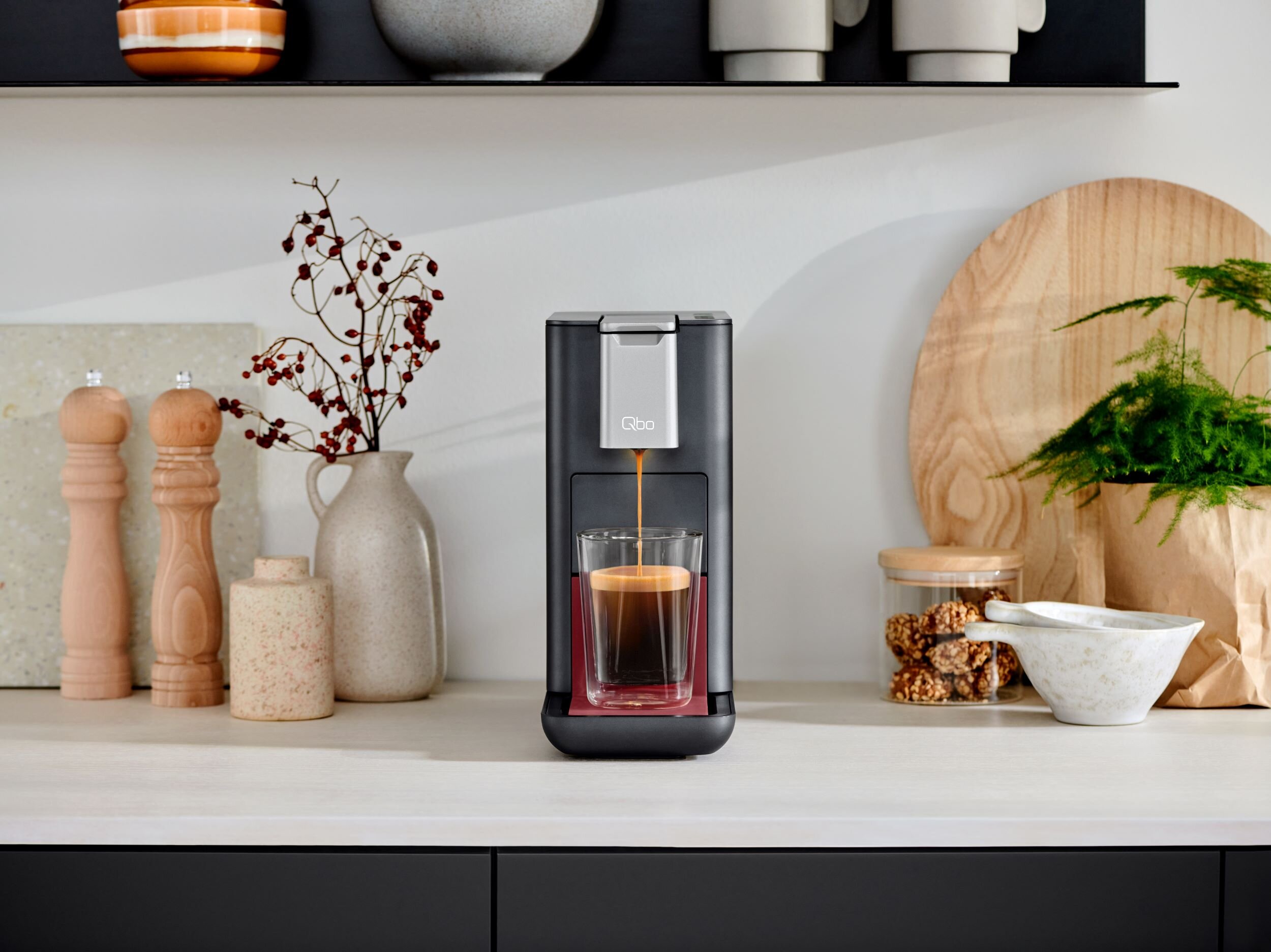 Kaffeemaschine brüht Espresso in einem Glas