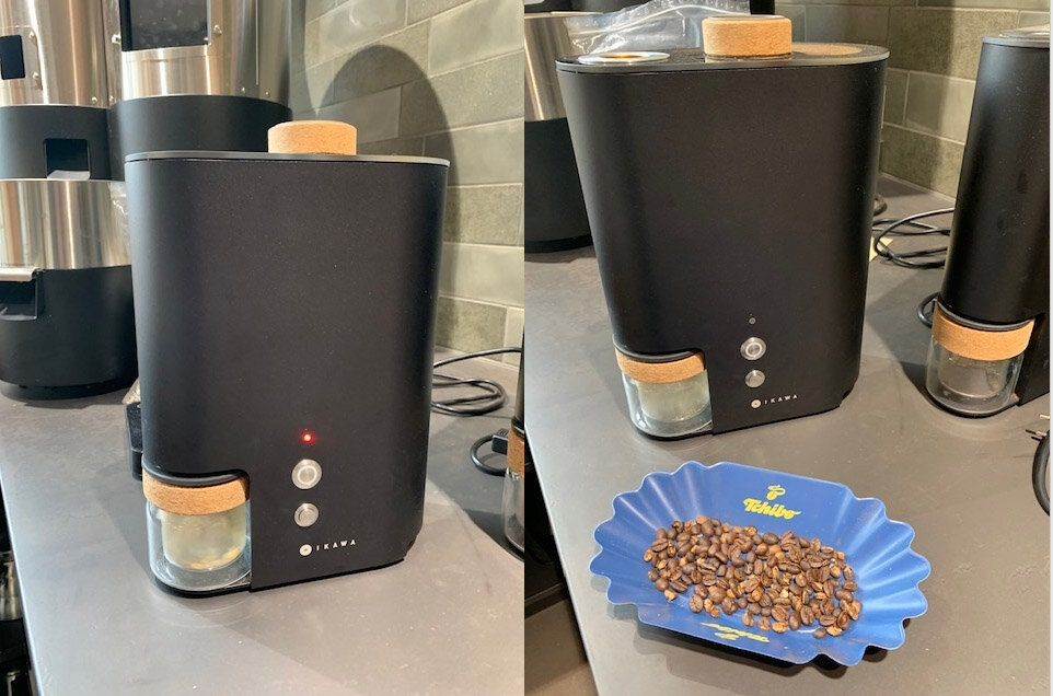Schwarzer Kaffeeröster mit Bohnen auf blauem Teller