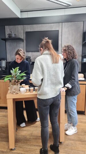 Link: Großansicht des Bildes - Bildinhalt: Drei Frauen stehen an einem Kaffeetisch in Küche