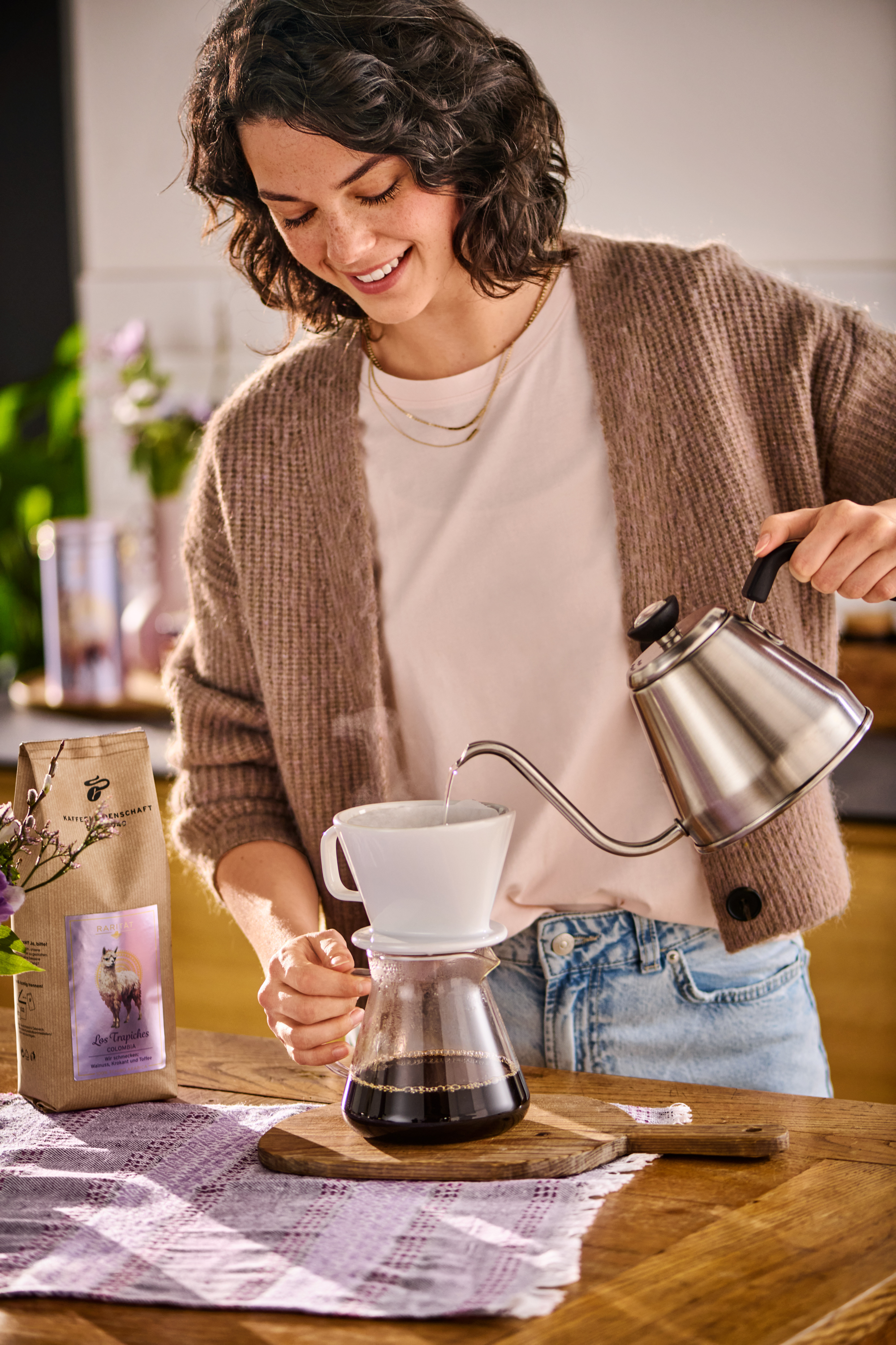 Person brüht Filterkaffee mit Handfilter