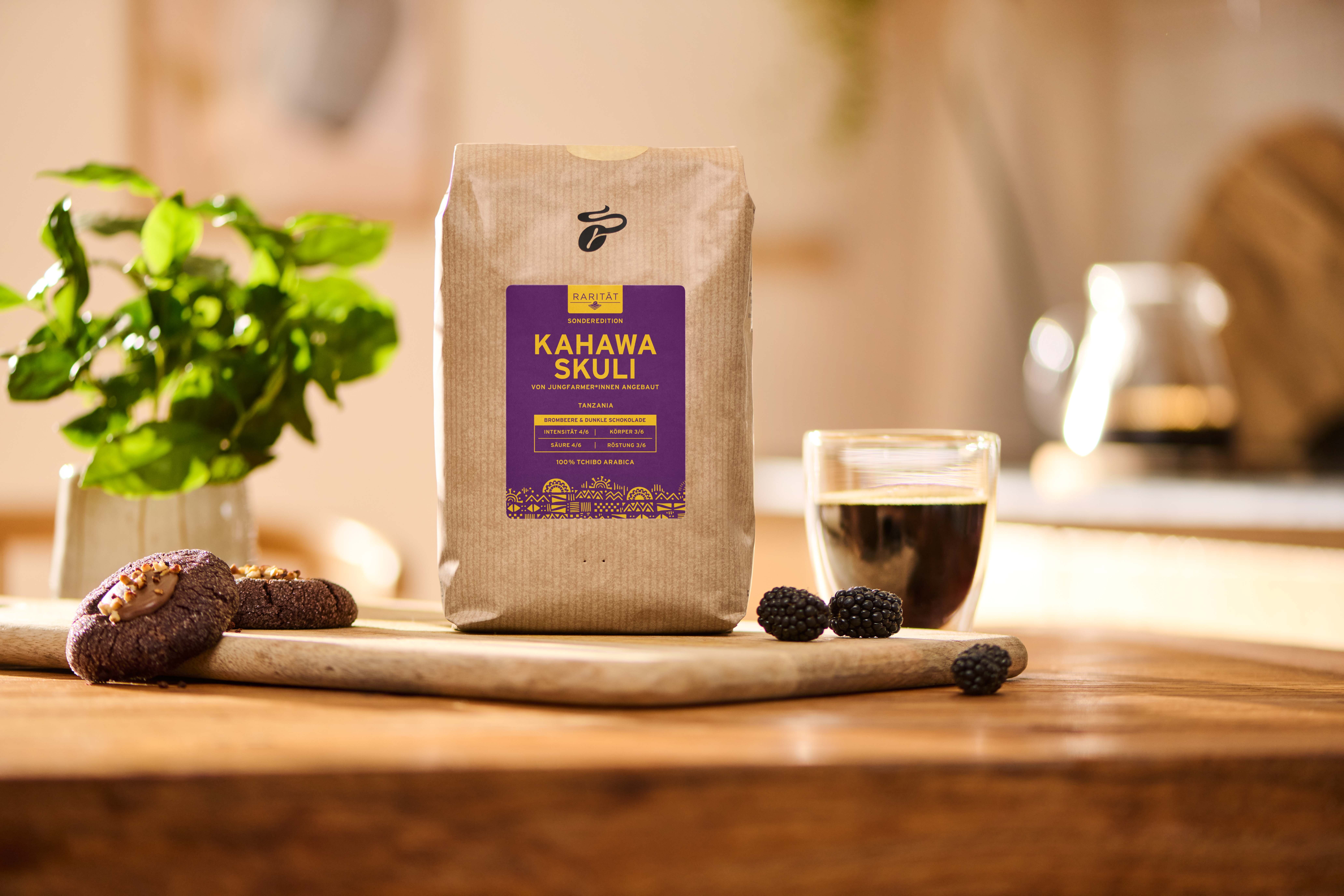 Kaffeepackung mit Tasse, Keksen und Brombeeren
