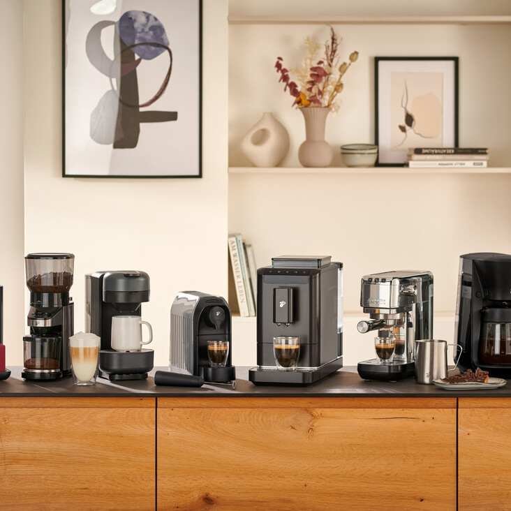 Verschiedene Kaffeemaschinen auf Küchenzeile