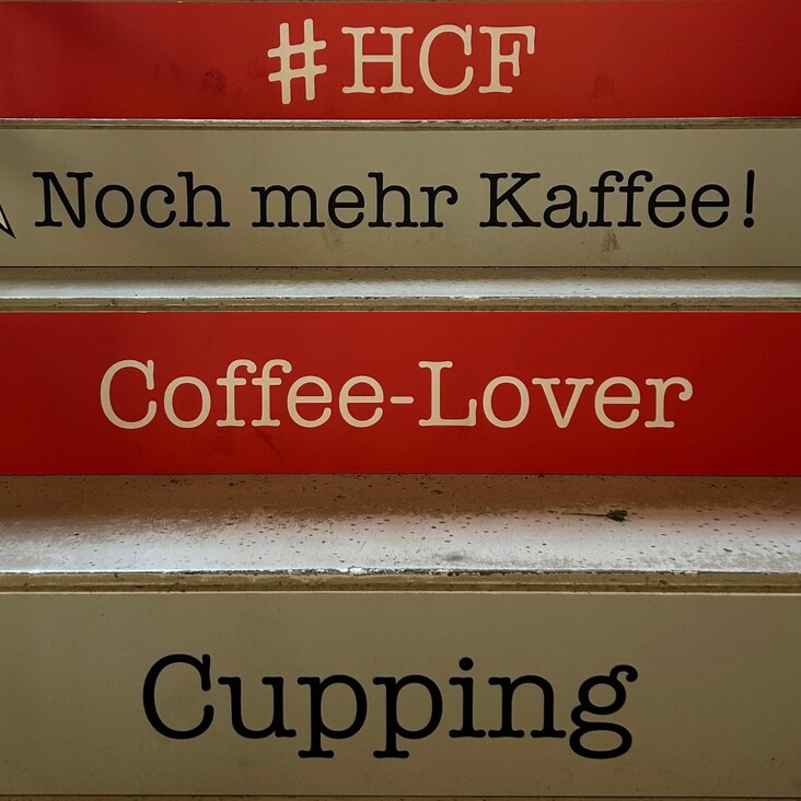 Treppe mit den Aufschriften #HCF, Noch mehr Kaffee, Coffee-Lover, Cupping